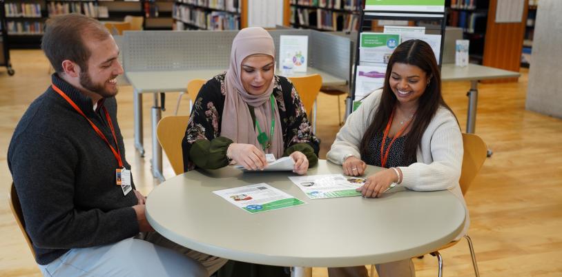 Halla Fahmi and students Noah and Anika