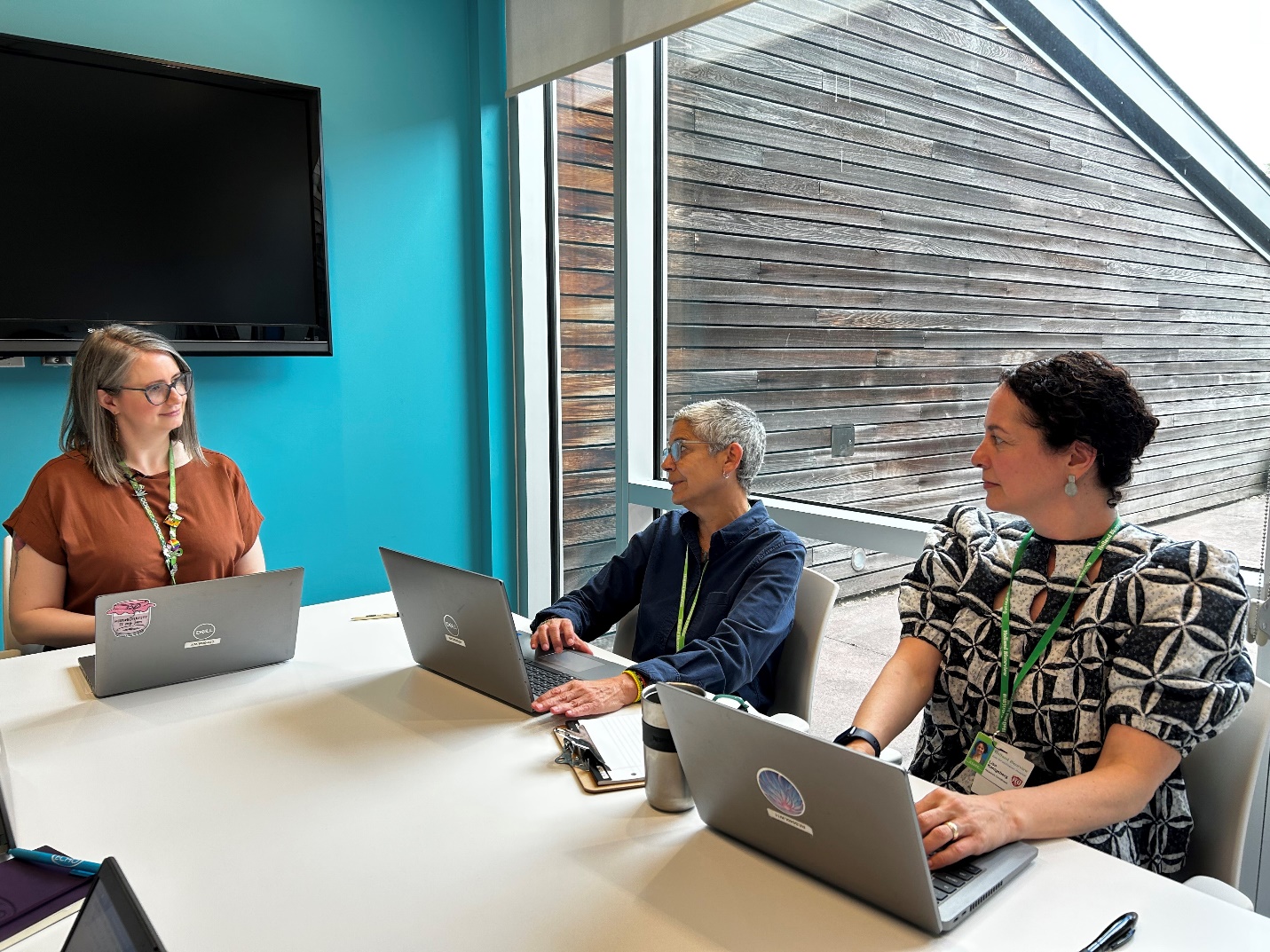 A group of people sitting around a table with laptops
AI-generated content may be incorrect.