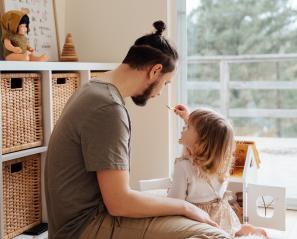 Image of parent playing with their young child courtesy of Pexels.com