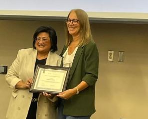 Darlene Hubley (right) receiving the Ivy Oandasan Leadership Award from Ivy Oandasan (Left)