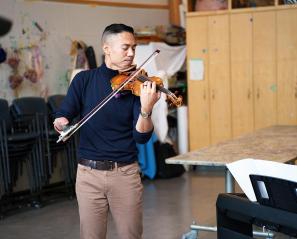 Adrian Anantawan playing violin