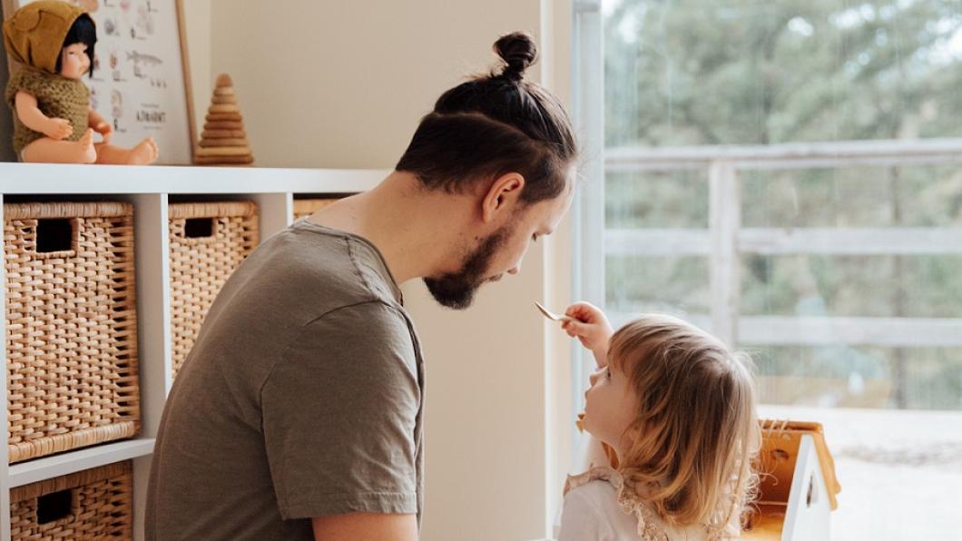 Image of parent playing with their young child courtesy of Pexels.com