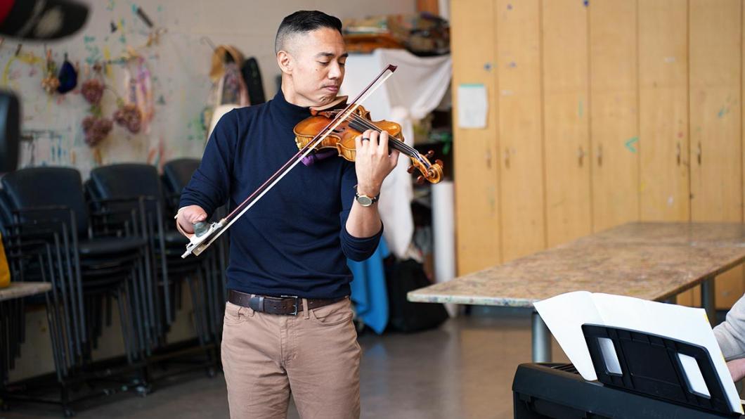 Adrian Anantawan playing violin